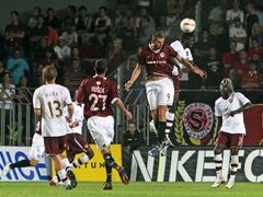 Libor Došek (Sparta Praha) a Kolo Toure (Arsenal) v hlavičkovém souboji o míč.