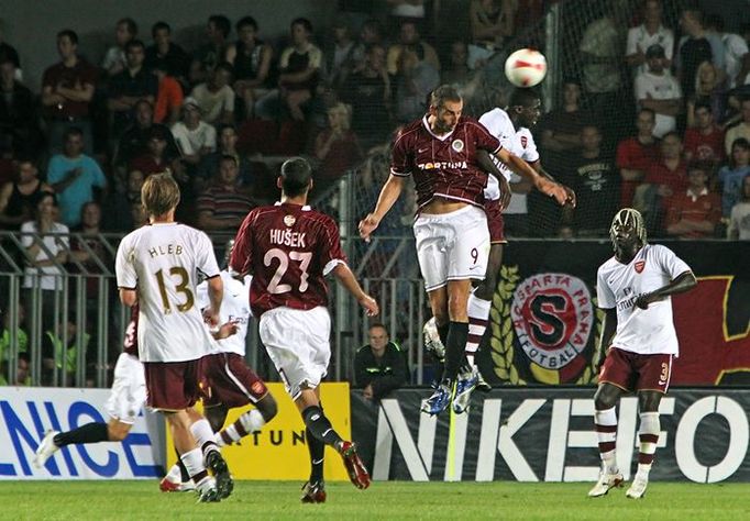 Libor Došek (Sparta Praha) a Kolo Toure (Arsenal) v hlavičkovém souboji o míč.