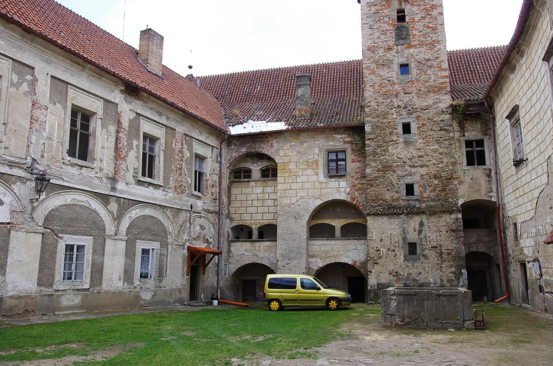 Zámek a obec Červená Řečice