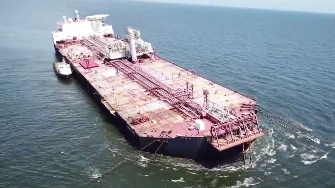 U Venezuely se potápí obří ropný tanker