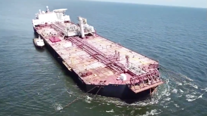 V Karibiku tiká ekologická bomba. U Venezuely se potápí loď se 150 miliony litrů ropy