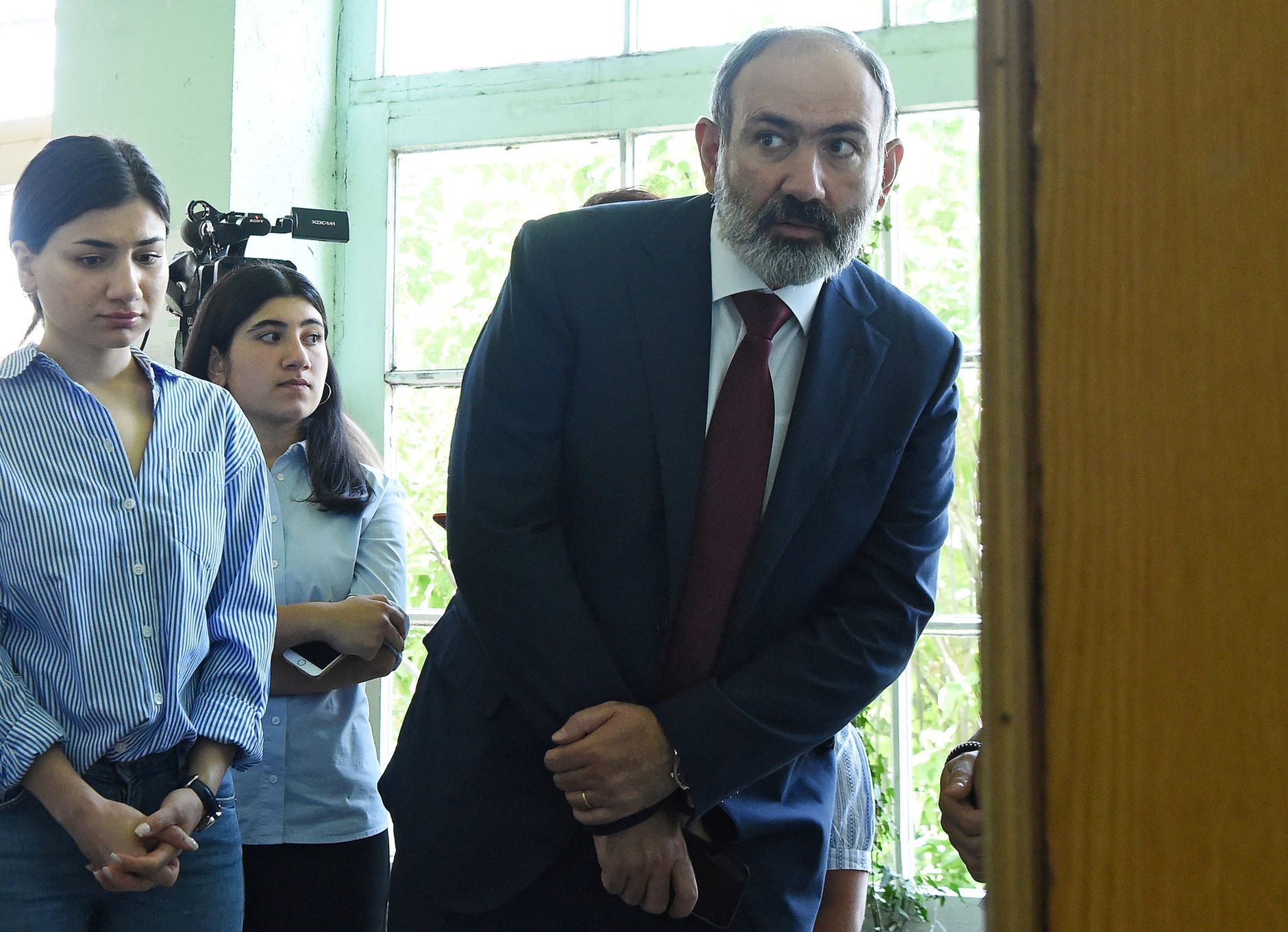 Premiér Nikol Pašinjan ve volební místnosti.