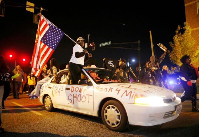 Protestující během pochodu ve Fergusnu, Missouri 11.října