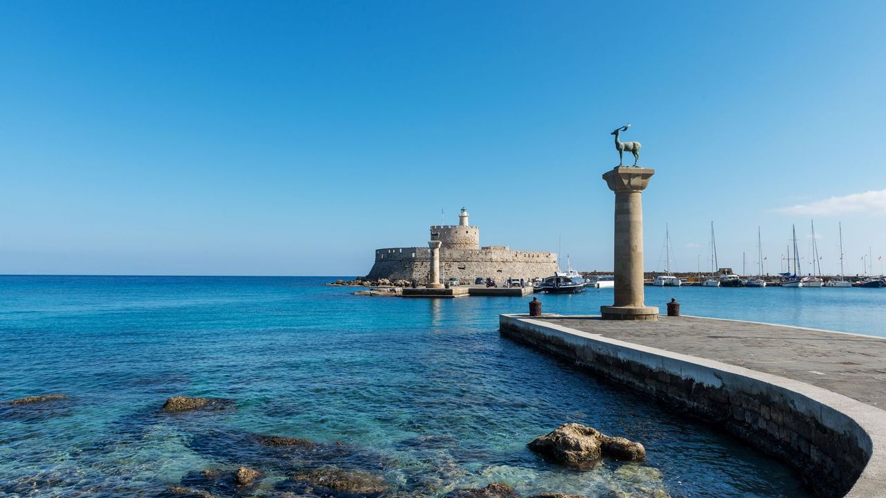 Lidé skákali z oken. Rhodos a část Turecka zasáhlo zemětřesení, po panice jedna mrtvá