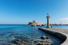 Lidé skákali z oken. Rhodos a část Turecka zasáhlo zemětřesení, po panice jedna mrtvá