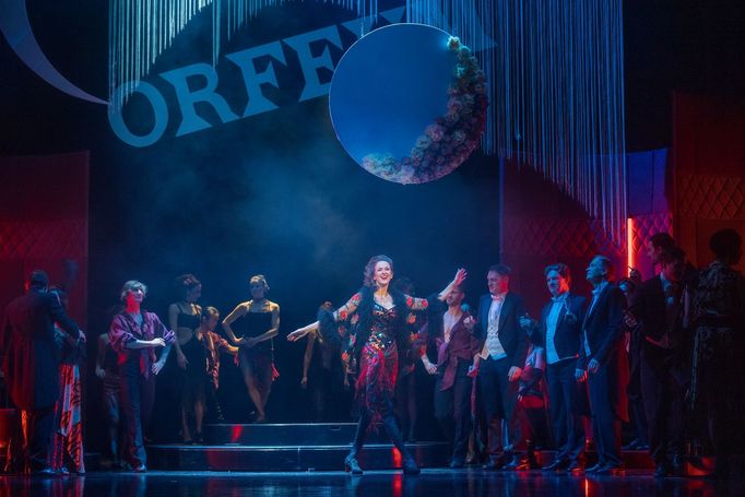 Uprostřed je Miroslava Časarová jako Sylva Varescu.