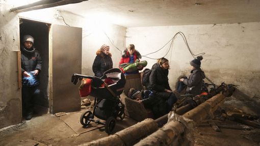 Obyvatelé Mariopolu ve sklepě domu, který jim slouží jako úkryt před ruským odstřelováním. 24. 2. 2022