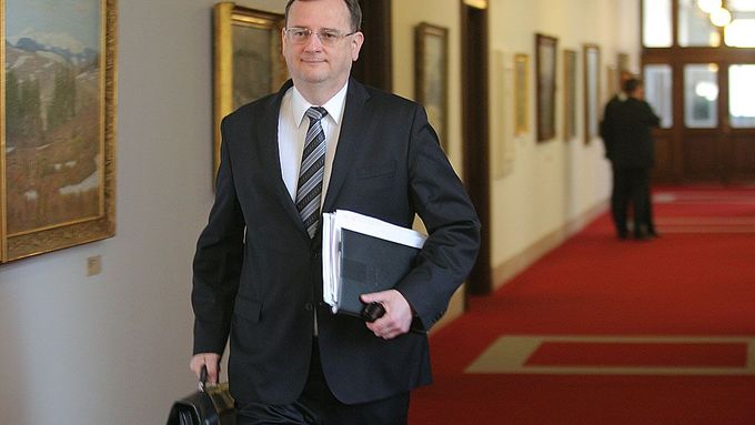 Premiér Petr Nečas míří na jednání vlády (ilustrační foto).
