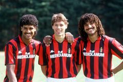 Slavní trenéři, skaut i bojovník za práva žen. Co dnes dělají neporazitelní Rossoneri?