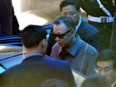 Severokorejský vůdce nastupuje do auta v čínském městě Dalian.