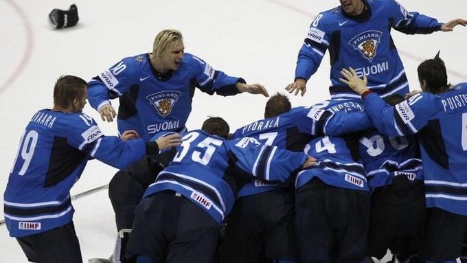 Takhle v Bratislavě před rokem slavili Finové titul. Letos hrají doma, budou chtít svůj úspěch o to víc zopakovat