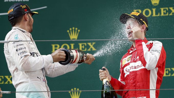 Takhle sprchoval před rokem v Šanghaji vítězný Lewis Hamilton druhého Sebastiana Vettela. Jak to bude letos?