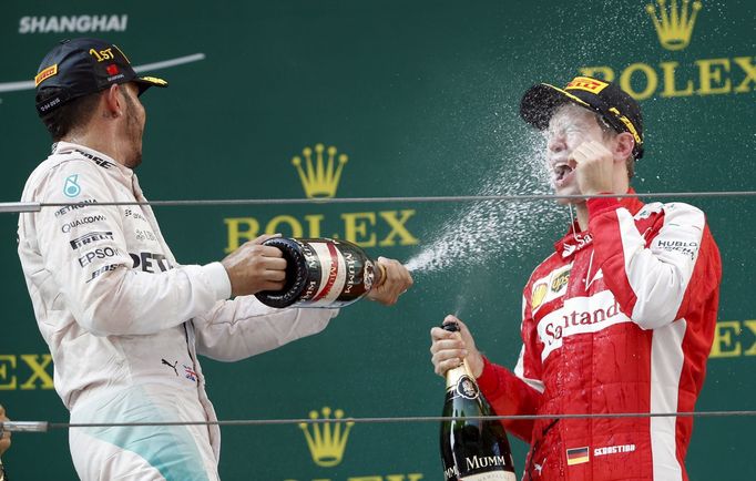 F1, VC Číny: Lewis Hamilton, Mercedes a Sebastian Vettel, Ferrari