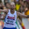 Ruský chodec Sergej Kirdyjapkin se raduje z vítěztví v závodu na 50 kilometrů na OH 2012 v Londýně.