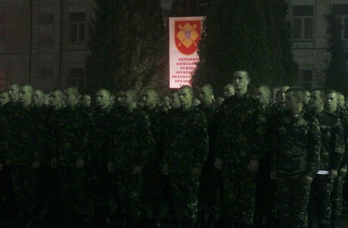 Recruits stand in formation in the morning at an infantry camp based in Kiev October 15, 2012. REUTERS/Gleb Garanich (UKRAINE - Tags: MILITARY) Published: Říj. 15, 2012, 12:41 odp.