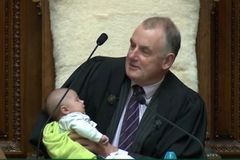 Předseda novozélandského parlamentu při schůzi napájel dítě. Video se stalo hitem