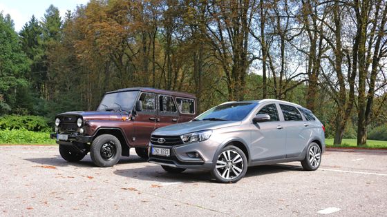 UAZ Hunter a Lada Vesta Cross.