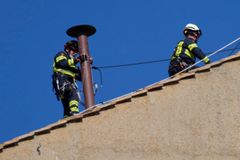 Hasiči instalovali komín na střechu kaple. Ve Vatikánu finišují s přípravou konkláve