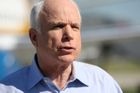 McCainovy kanceláře vyklizeny. Kvůli bílému prášku