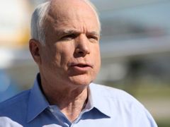 John McCain - podle bookmakerů jasný outsider