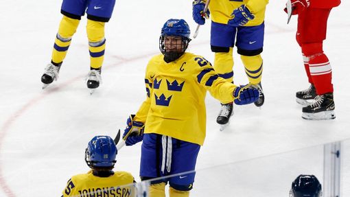 Švédské hokejistky se radují z branky v síti Dánska