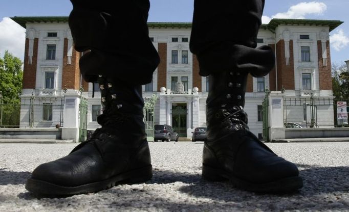 An Austrian security guard stands in front of the entrance of Mauer hospital where the family of Josef Fritzl is receiving psychological treatment near Amstetten, eastern Austria May 2, 2008. Josef Fritzl, a 73-year-old electrical engineer, who imprisoned his daughter for 24 years and fathered seven children with her had threatened to kill his victims by pumping gas into the cellar where he was holding them, police said on Thursday. REUTERS/Leonhard Foeger (AUSTRIA)