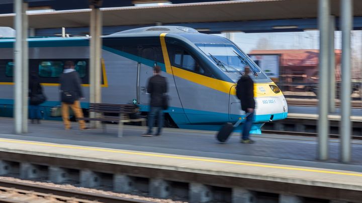 Přebíhali s dětmi přes koleje, před rozjetým pendolinem uskočili v poslední vteřině