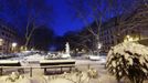 View of a snow-covered public garden near the Saint Martin canal in Paris March 13, 2013 as winter weather with snow and freezing temperatures returns to northern France. REUTERS/Jacky Naegelen (FRANCE - Tags: ENVIRONMENT CITYSPACE) Published: Bře. 13, 2013, 8:44 dop.