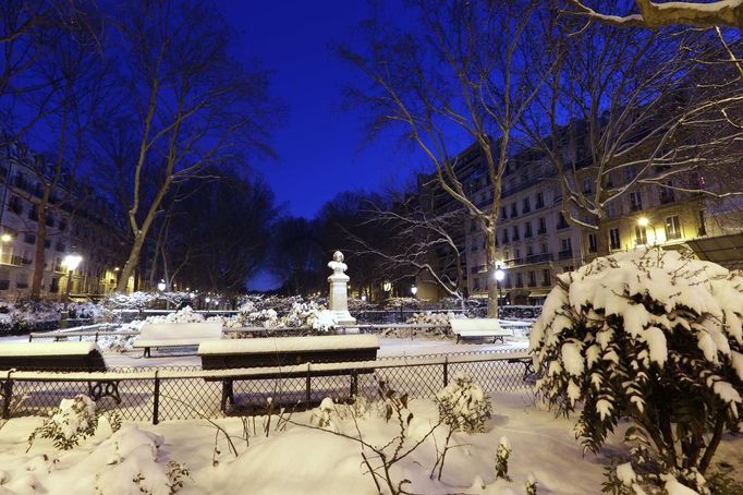 View of a snow-covered public garden near the Saint Martin canal in Paris March 13, 2013 as winter weather with snow and freezing temperatures returns to northern France. REUTERS/Jacky Naegelen (FRANCE - Tags: ENVIRONMENT CITYSPACE) Published: Bře. 13, 2013, 8:44 dop.