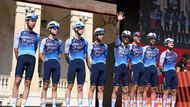 Cyklisté týmu Israel-Premier Tech při týmové prezentaci na Vueltě 2025
