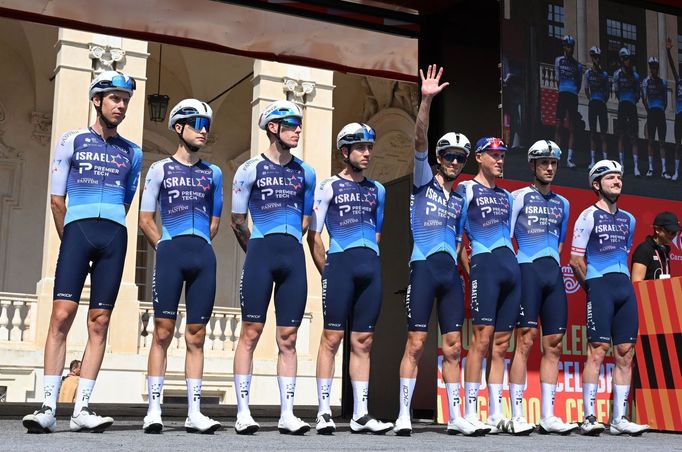Cyklisté týmu Israel-Premier Tech při týmové prezentaci na Vueltě 2025