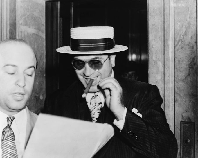 14 Titulek: Popis: Al Capone, with a cigar and a big smile, leaving Federal building in Miami, Florida, preceded by his attorney Abe Teitelbaum. 1941.