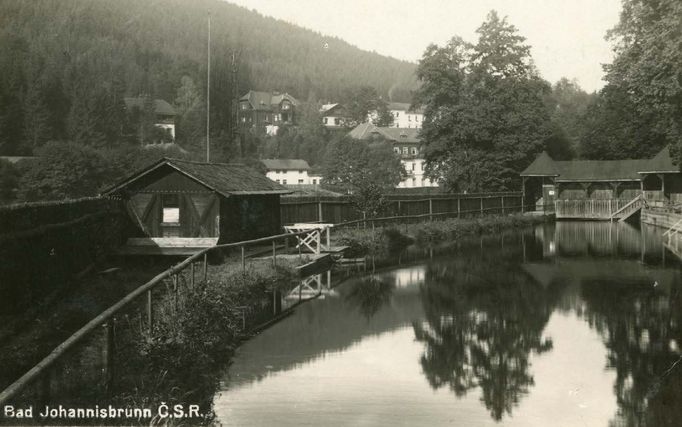 Říční lázně na řece Moravici. Nedatovaná fotografie (cca 20-30. léta 20. století).