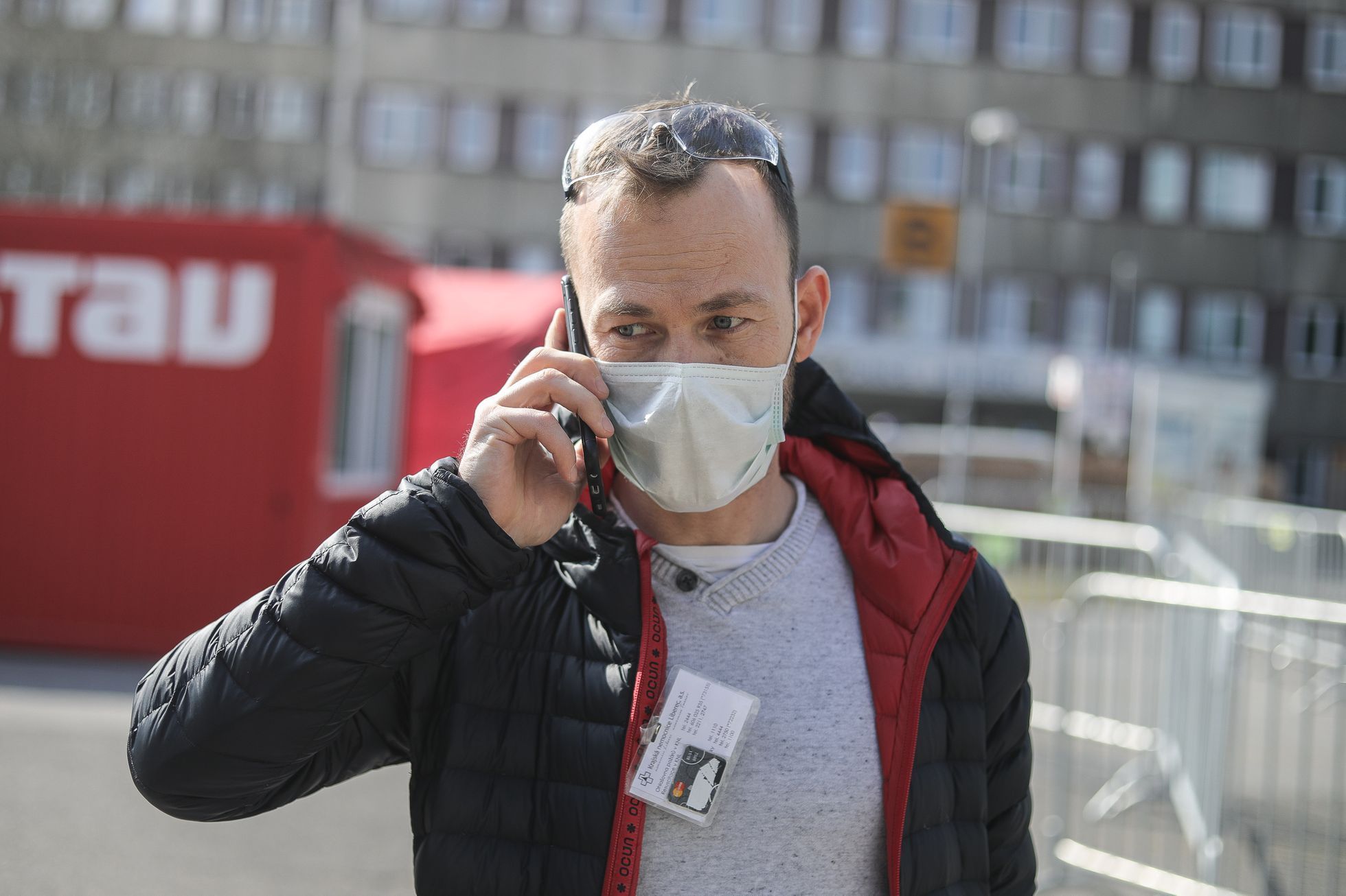 Koronavirus, COVID - Jakub Kopecký, záchranář - Uzavřená Nemocnice Liberec, checkpoint, drive-in kontrola, medik, zdravotník