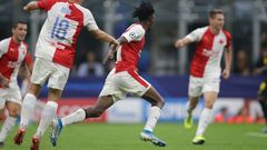 Peter Olayinka slaví gól v zápase LM Inter Milán - Slavia Praha