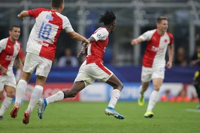 Peter Olayinka slaví gól v zápase LM Inter Milán - Slavia Praha