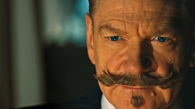 Kenneth Branagh jako Hercule Poirot.