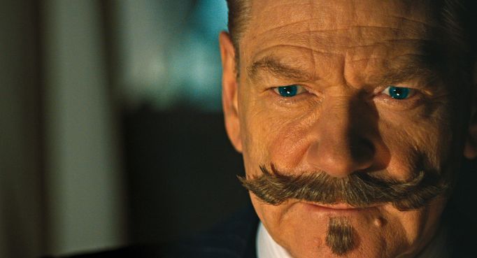 Kenneth Branagh jako Hercule Poirot.