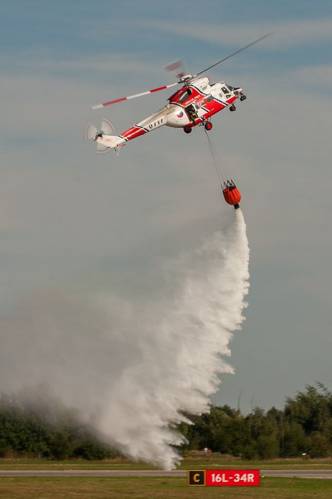 W - 3A Sokol - SAR (search and rescue) - hašení požáru pomocí Bambi vaku