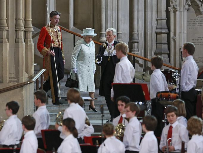 Britain's Queen Elizabeth is greeted by the National Children's Orchestra as she arrives for a lunch given by the Livery Companies for her Diamond Jubilee, at Westminster Hall in London June 5, 2012. The Queen began the fourth and final day of her Diamond Jubilee celebrations on Tuesday with a solo appearance at a thanksgiving service in St. Paul's Cathedral ahead of a horse-drawn procession and a wave from Buckingham Palace. REUTERS/Olivia Harris (BRITAIN - Tags: ANNIVERSARY ROYALS SOCIETY) Published: Čer. 5, 2012, 1:09 odp.