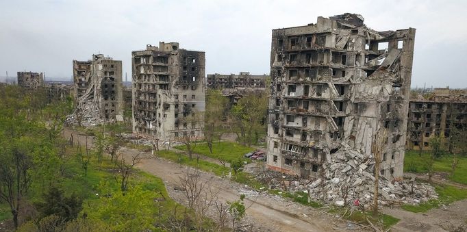 Pohled na bytové domy zničené v důsledku bojů ve městě Mariupol, 14. 5. 2022.