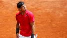 Španělský tenista Rafael Nadal sleduje nebe, ze kterého začalo pršet a utkání s Davidem Ferrerem muselo být přerušeno během semifinále French Open 2012.