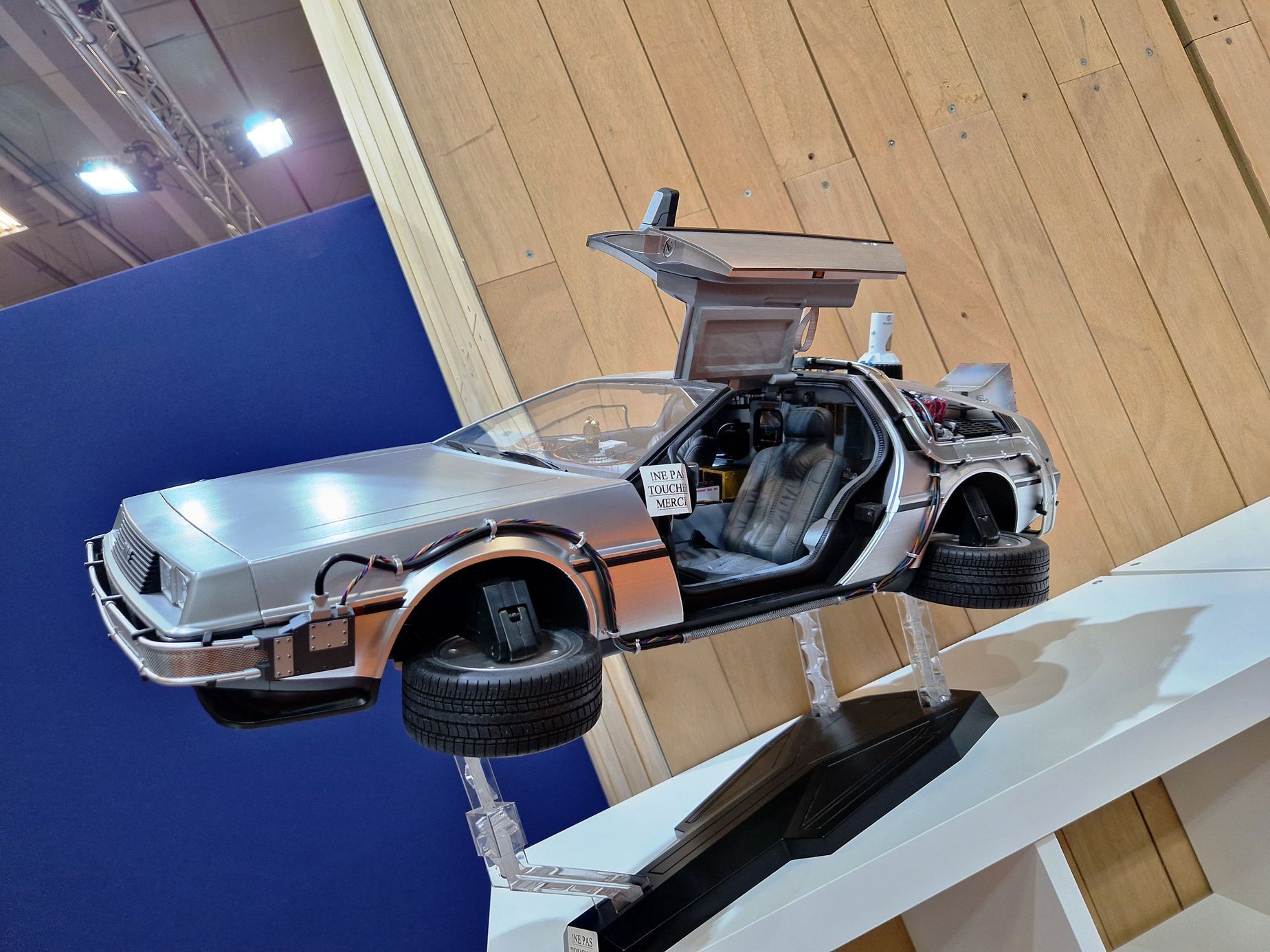 historická a filmová auta autosalon Paříž