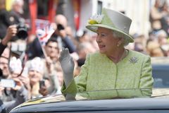 Británie si oddechla, královna Alžběta II. po nemoci přišla na nedělní mši