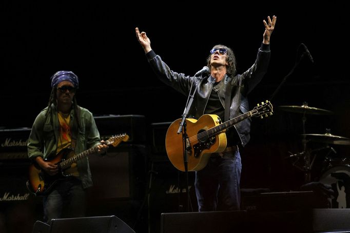 Britská skupina Oasis, která se dala dohromady loni po 15 letech, v pátek koncertem ve velšském Cardiffu zahajuje světové turné.