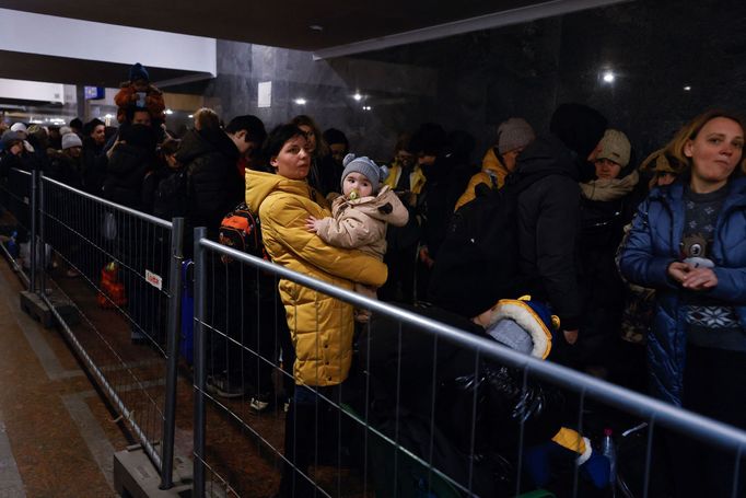 Žena s dítětem čeká ve Lvově na vlak do Polska.