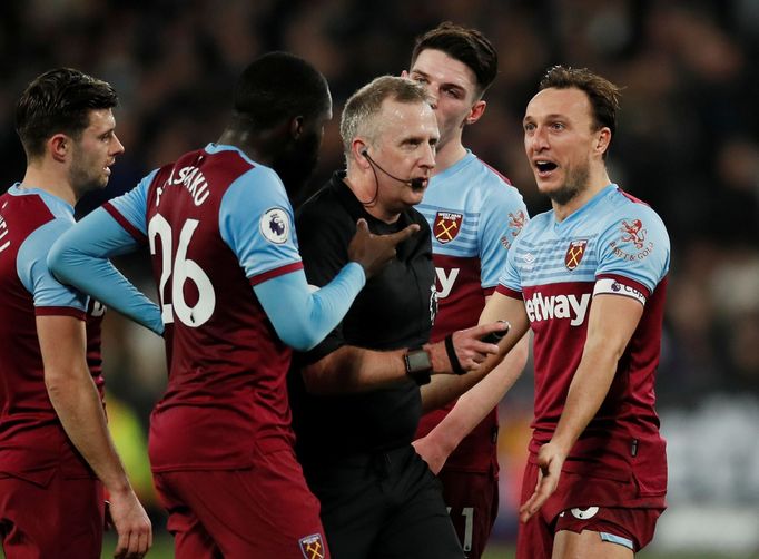 Soccer Football - Premier League - West Ham United v Liverpool - London Stadium, London, Britain - January 29, 2020   West Ham United's Mark Noble reacts as referee Jonat