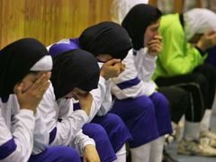 Íránské zahalené fotbalisty oplakávají prohru.