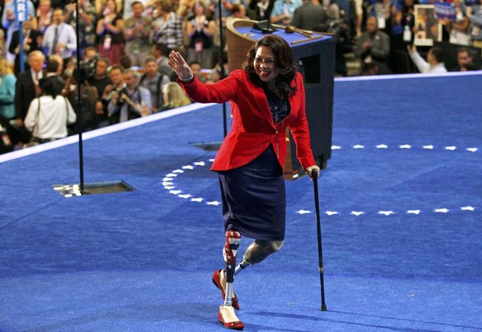 U.S. congressional candidate Tammy Duckworth (D-IL) walks off stage after addressing the opening session of the 2012 Democratic National Convention in Charlotte, North Carolina September 4, 2012. Duckworth lost both legs to injuries sustained while serving as a U.S. Army helicopter pilot in combat in Iraq. REUTERS/Jessica Rinaldi (UNITED STATES - Tags: POLITICS ELECTIONS) Published: Zář. 5, 2012, 1:26 dop.