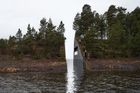 FOTO Ostrý řez ostrovem připomene oběti vraha Breivika